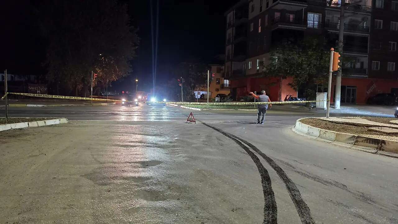 Muğla’da Yola Dökülen Yağ Trafiği Felç Etti, Polis Dubalarla Önlem Aldı 3